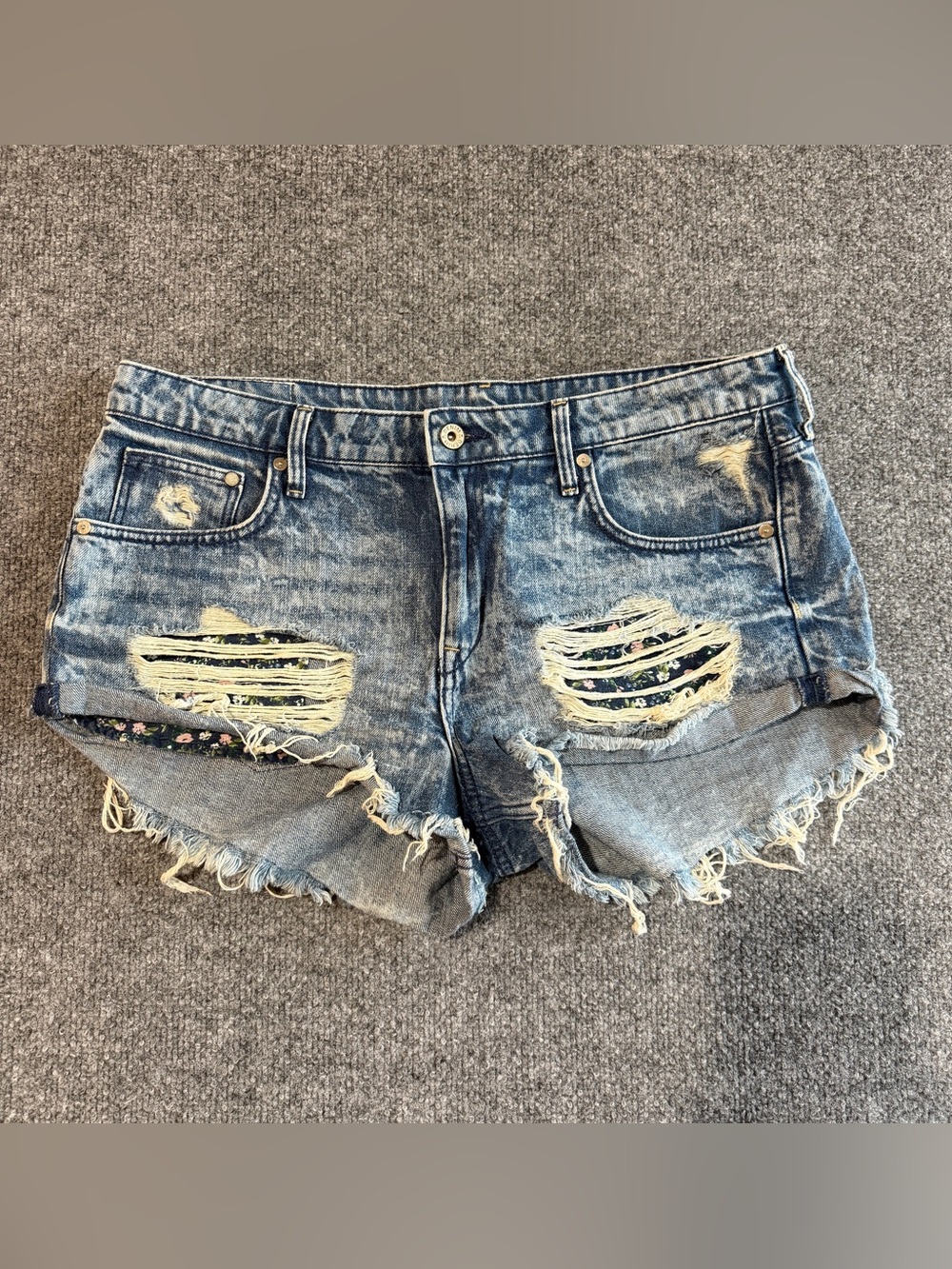 H&M Ripped Light‎ Blue Denim Cutoff Shorts with Floral Patch Size 12